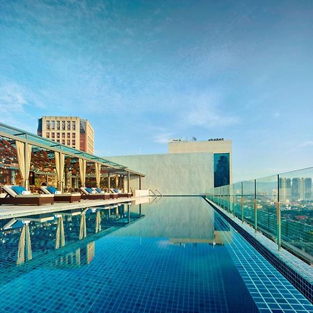 Hotel Stripes Kuala Lumpur, Autograph Collection Eksteriør bilde The swimming pool at the hotel