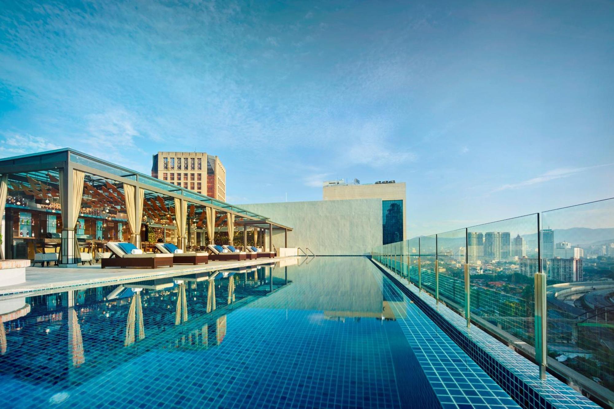 Hotel Stripes Kuala Lumpur, Autograph Collection Eksteriør bilde The swimming pool at the hotel