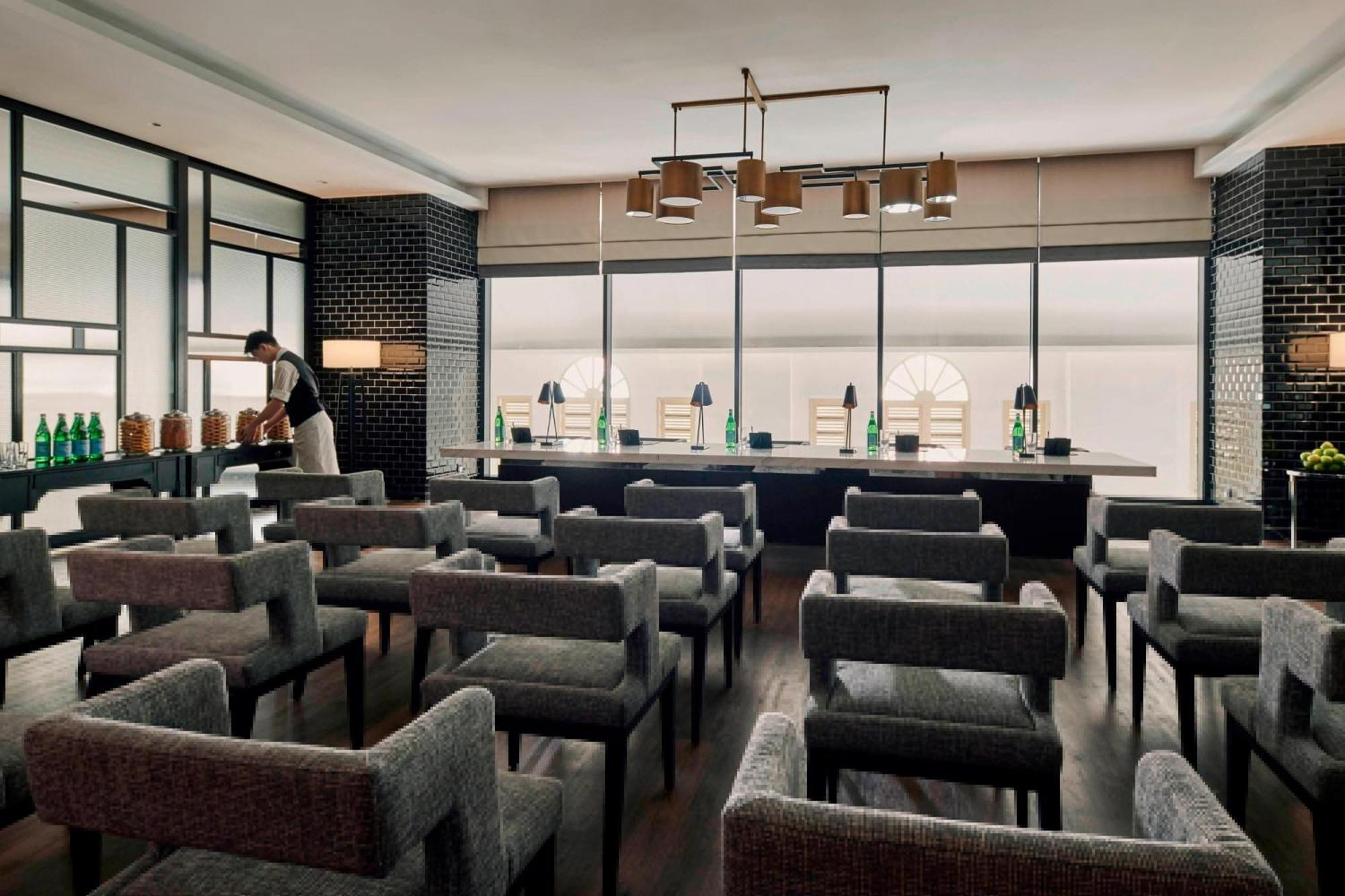 Hotel Stripes Kuala Lumpur, Autograph Collection Eksteriør bilde The lounge at the airport