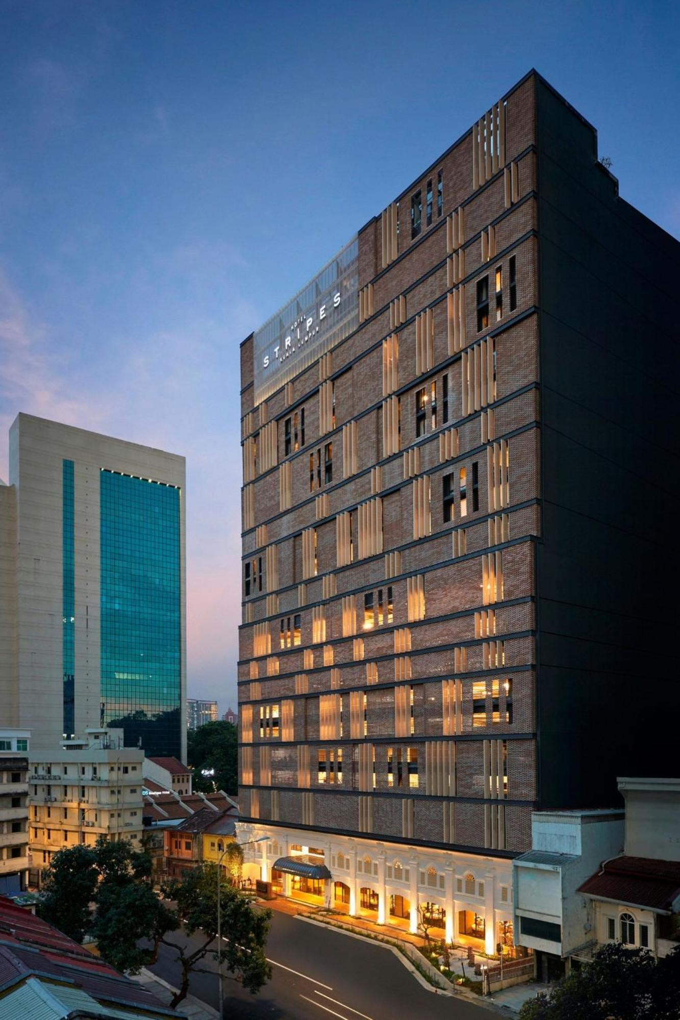 Hotel Stripes Kuala Lumpur, Autograph Collection Eksteriør bilde The hotel at dusk